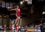 篮网队两颗新星带队床上足踏球场