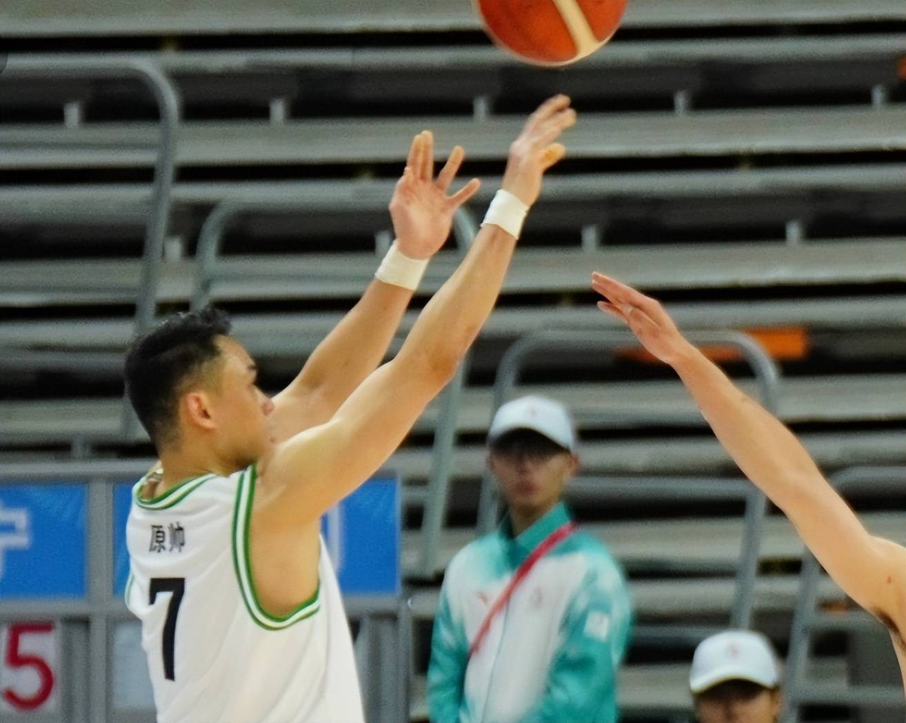  周海兵是谁的儿子 